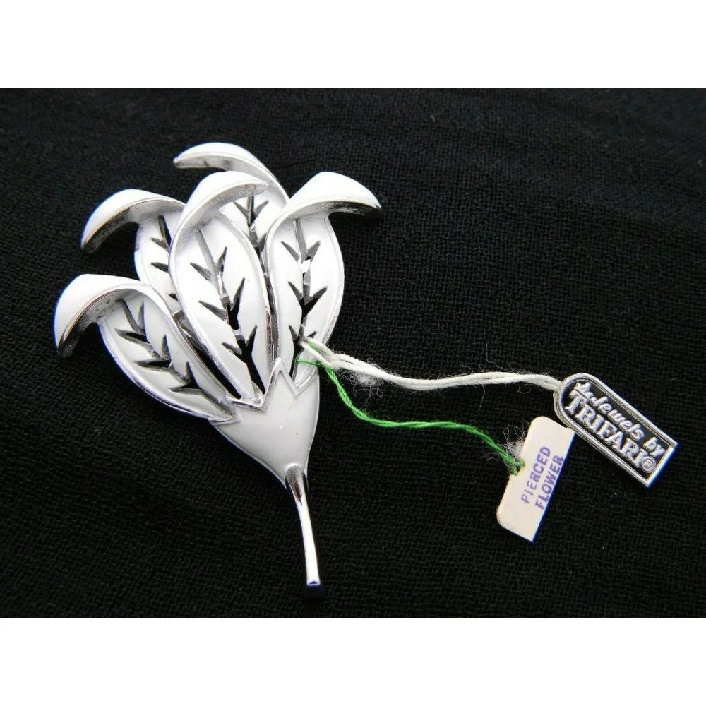 VTG CROWN TRIFARI Silver Tone White Enamel Flower Pin Brooch with Tags